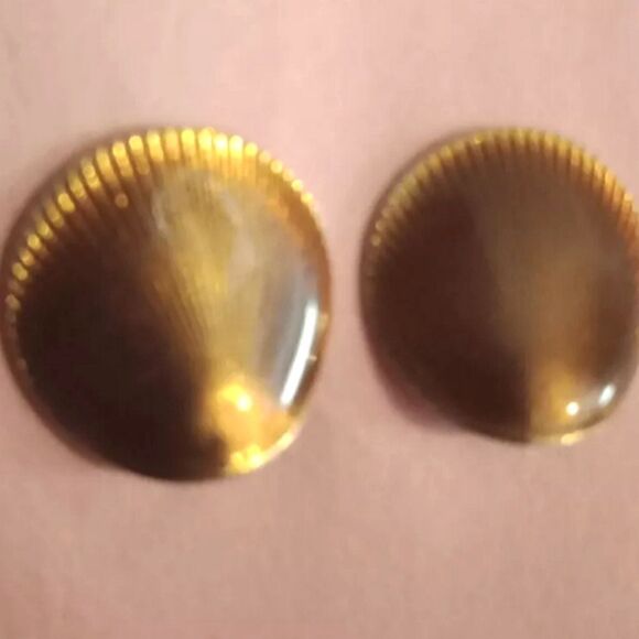 🩷Vintage Clip on shell shaped earrings - Picture 2 of 3